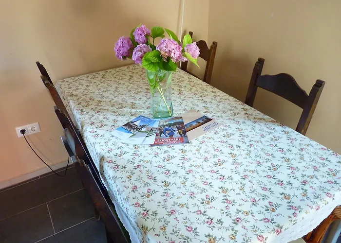 Ket Kapu Udvarhaz